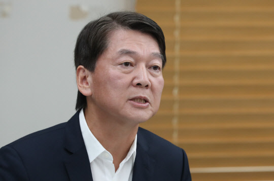 안철수 바른미래당 전 의원이 22일 서울 종로구 경제정의실천시민연합을 방문, 윤순철 사무총장과 김헌동 부동산건설개혁본부장을 만나 부동산 문제 현안과 관련해 대담하고 있다. 연합뉴스